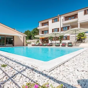 E&t With A Beautiful Pool Apartment